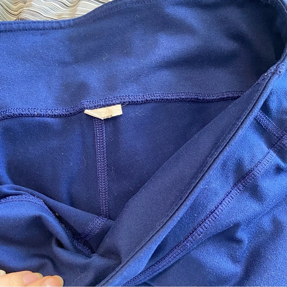 fabletics powerhold blue with black mesh legging medium - Picture 6 of 6